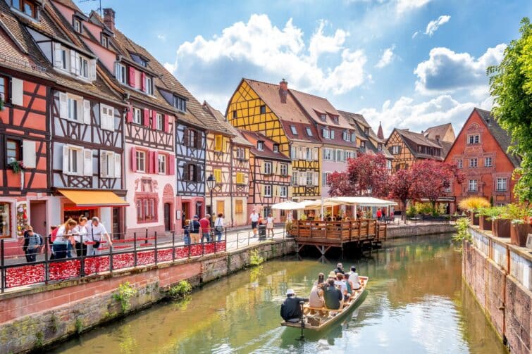 Vue pittoresque sur la vieille ville de Colmar, France, avec ses maisons traditionnelles colorées et ruelles pavées