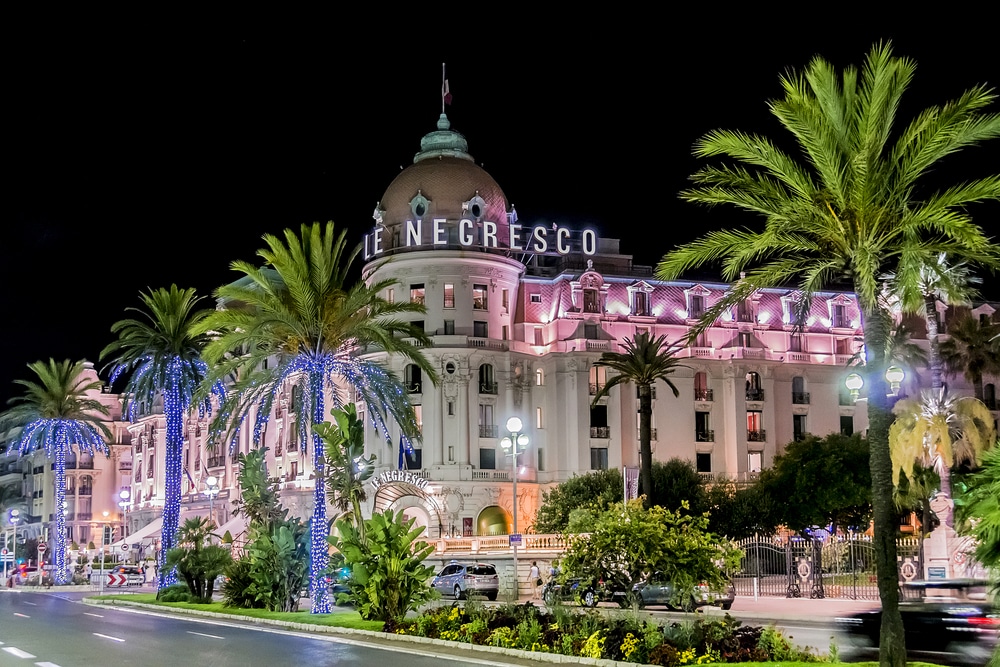 La promenade des Anglais de nuit, à Nice