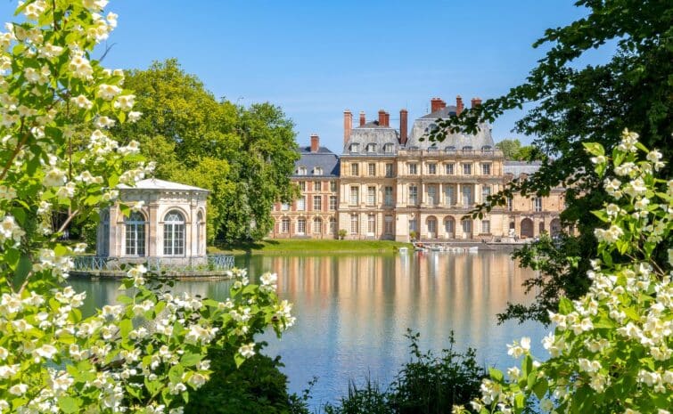 Château de Fontainebleau près de Paris, façade élégante et jardins soignés