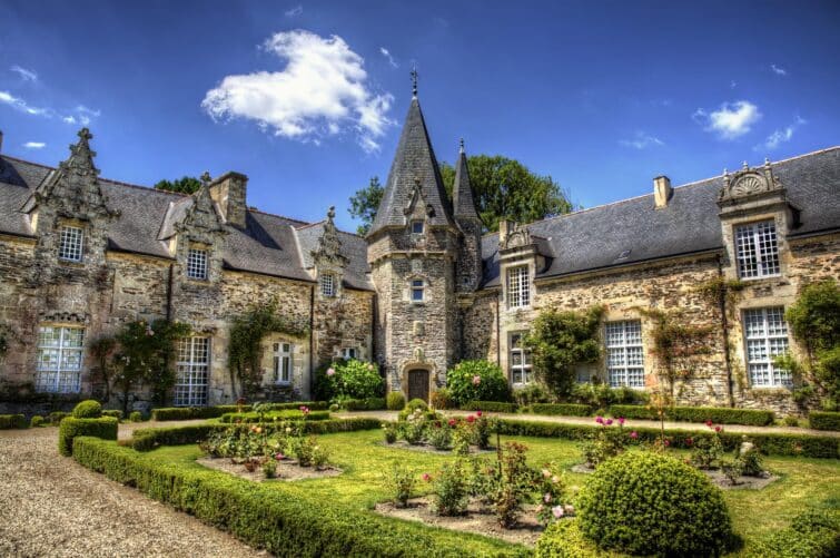 Château de Rochefort-en-Terre en Bretagne, façade en pierre surmontée de toits pointus