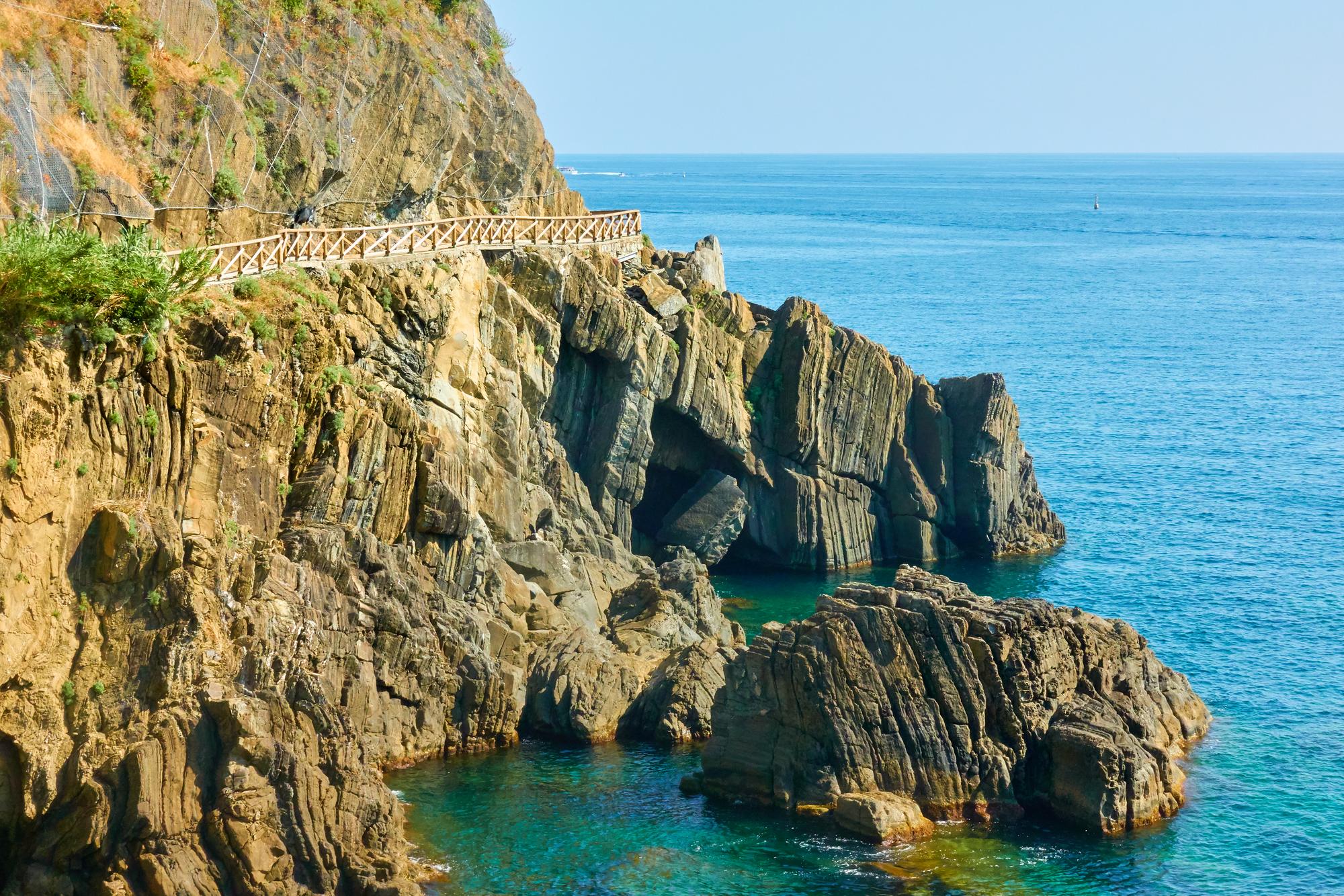 Côte rocheuse près de Riomaggiore sur le sentier Via dell'Amore en Italie