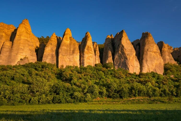 Coucher de soleil sur les formations rocheuses appelées Les Pénitents dans la vallée de la Durance, France