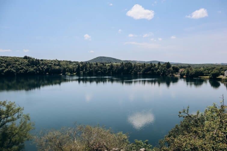 Lac volcanique de Gour de Tazenat en Auvergne, France