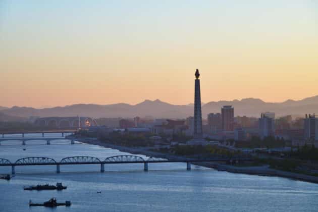 Lever de soleil sur Pyongyang en Corée du Nord avec vue sur le fleuve Taedong