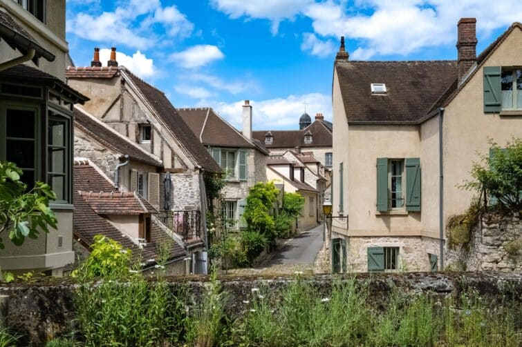 Maisons médiévales typiques à Senlis, France, dans une rue pavée