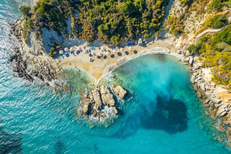 Plage de Xigia à Zakynthos en Grèce avec ses eaux sulfureuses thérapeutiques et son sable fin