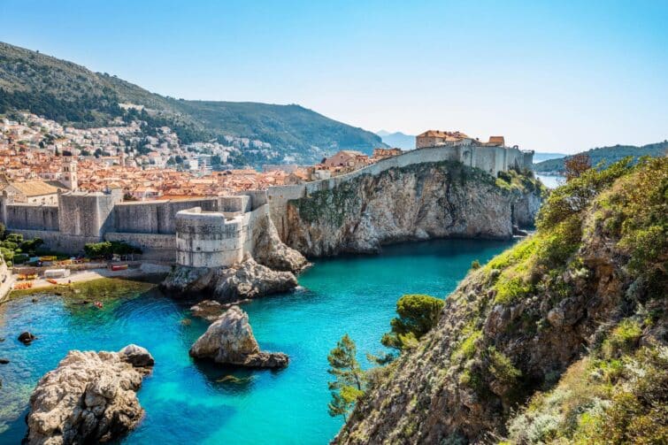 Remparts et vieille ville de Dubrovnik en Croatie avec vue sur la mer