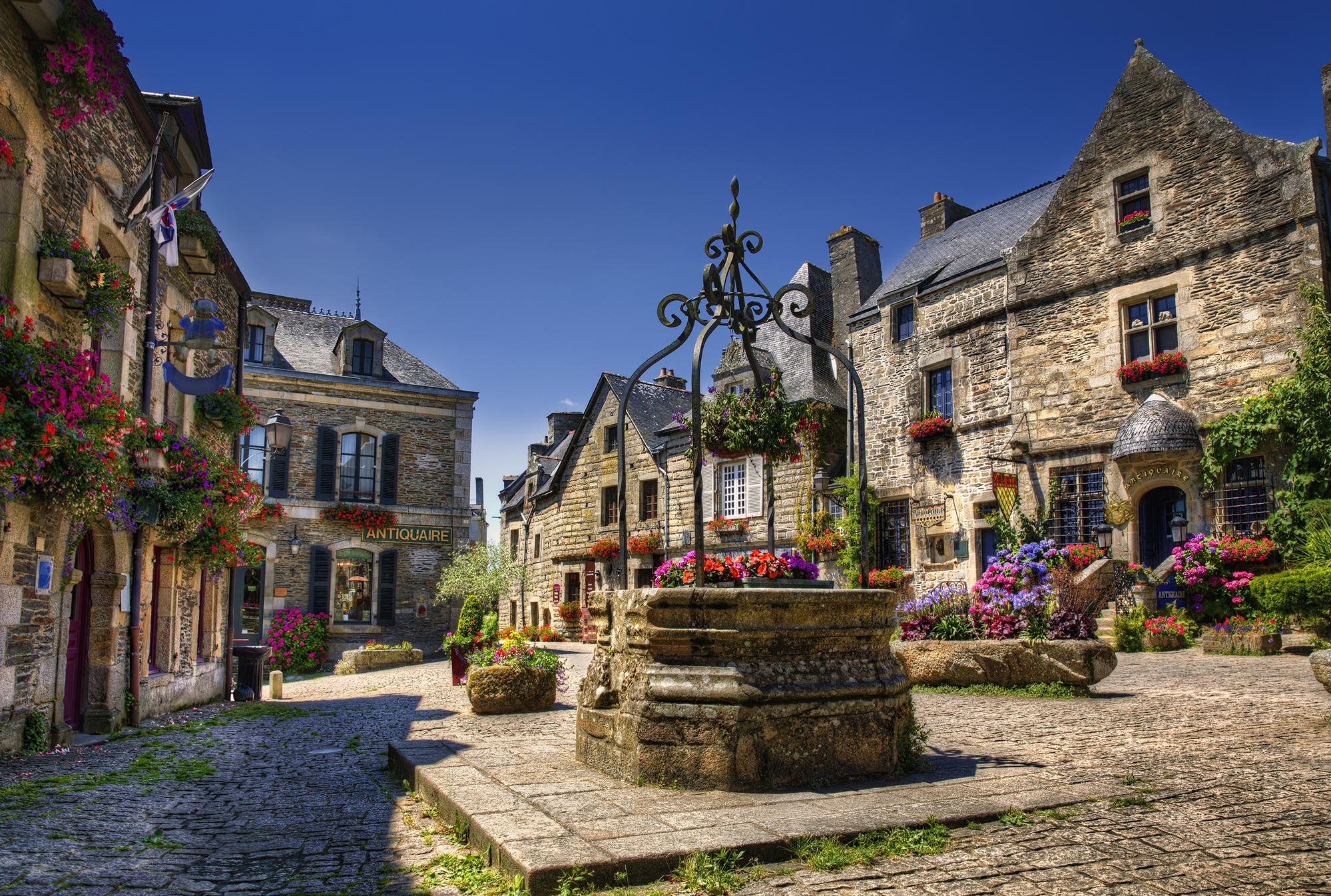 Rochefort-en-Terre, village pittoresque de Bretagne, vue du château historique et des rues médiévales