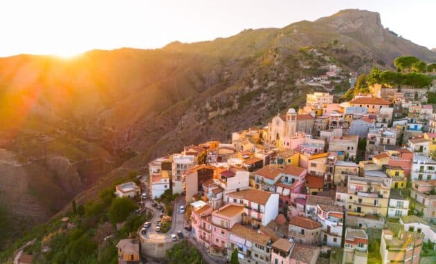 Taormina et Castelmola en Sicile au coucher du soleil avec vue sur l'Etna