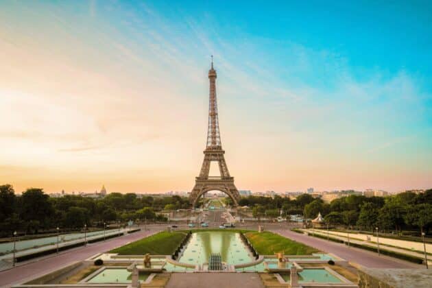 Tour Eiffel vue du jardin du Trocadéro au coucher du soleil