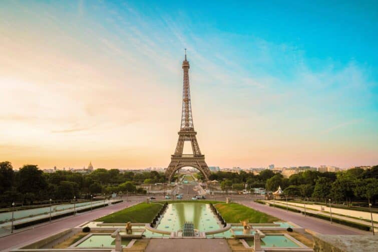 Tour Eiffel vue du jardin du Trocadéro au coucher du soleil