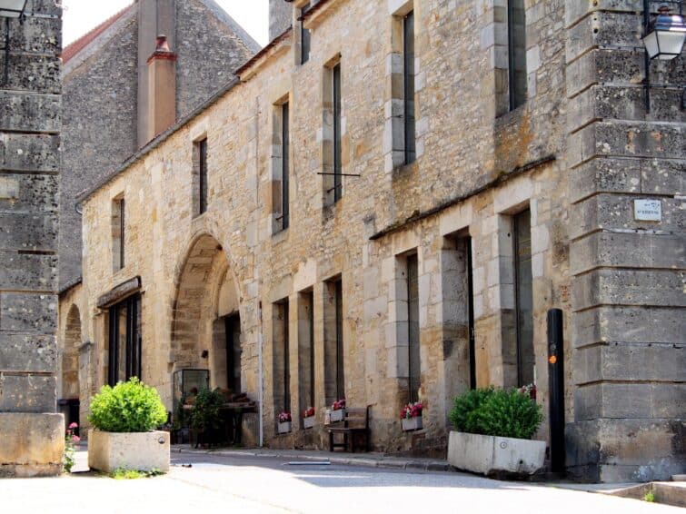 Vézelay, beau village médiéval en France avec de vieilles maisons et rues pavées