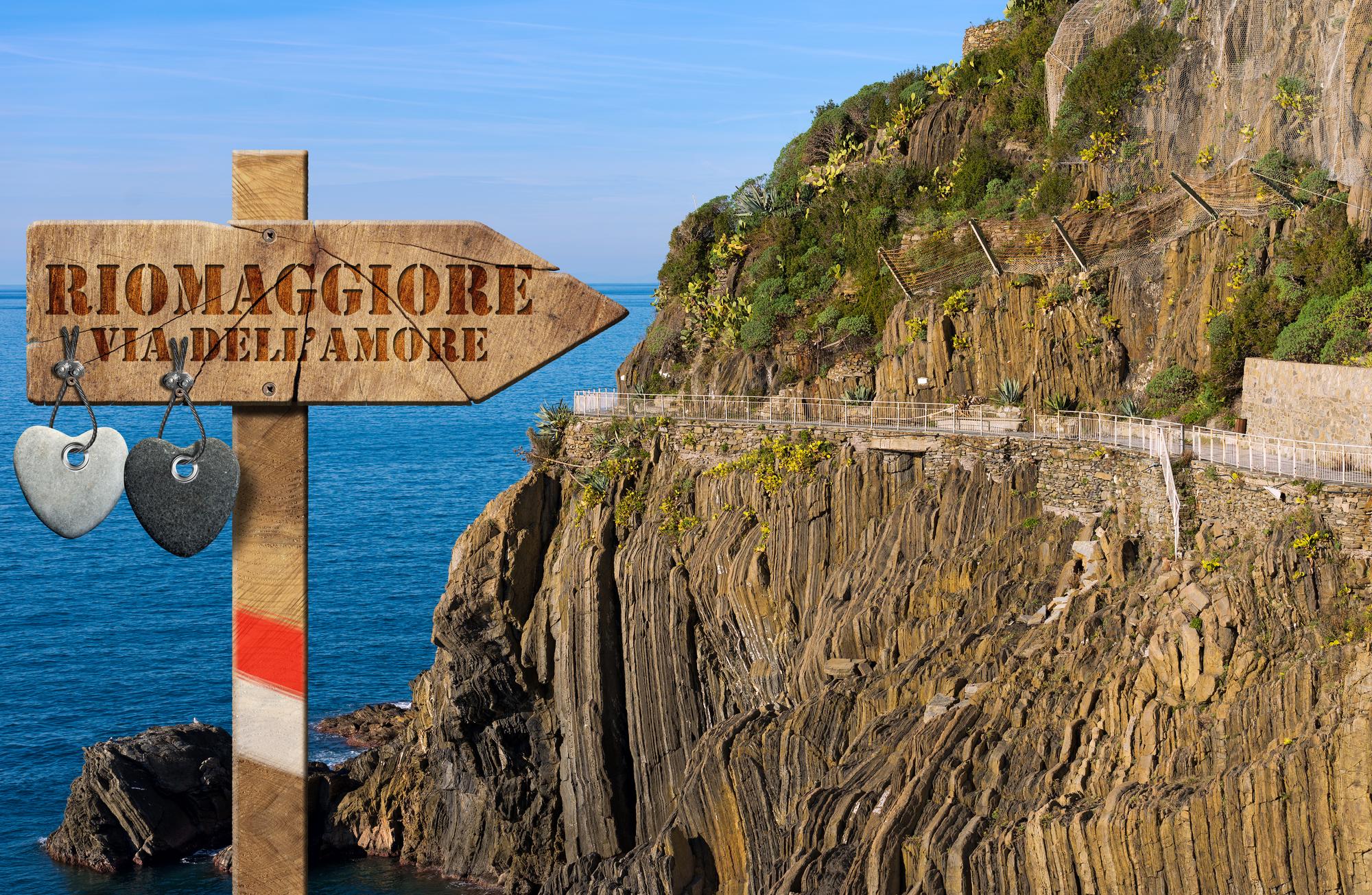 Via dell'Amore Riomaggiore Italie, chemin avec panneau et vue sur la mer