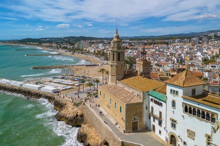 Vue aérienne de Sitges, village côtier en Espagne, avec l'église et la plage