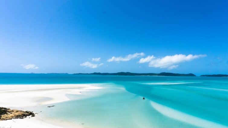 Vue aérienne de Whitehaven Beach en Australie, montrant son sable blanc et ses eaux turquoise