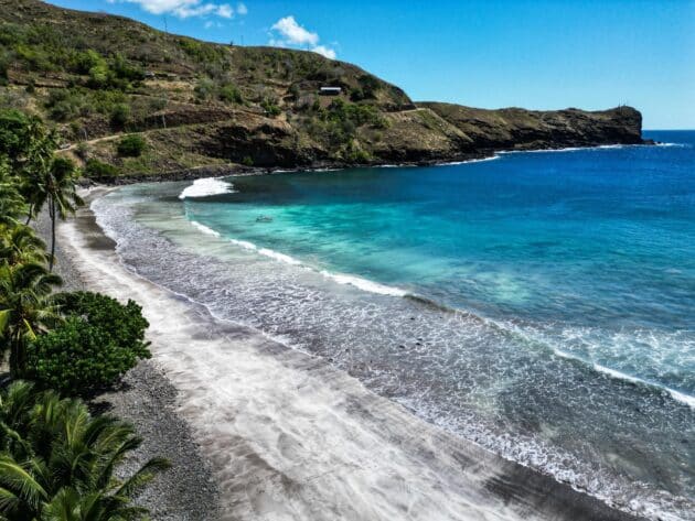 Vue aérienne de la plage de Mahoe à Hiva Oa, Marquises, Polynésie Française, site du patrimoine mondial de l'UNESCO