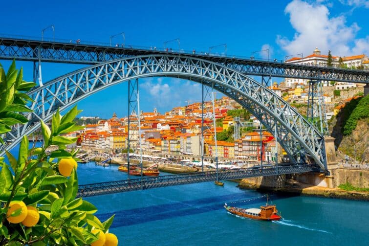 Vue aérienne de la ville de Porto et du pont Dom Luis au Portugal en été