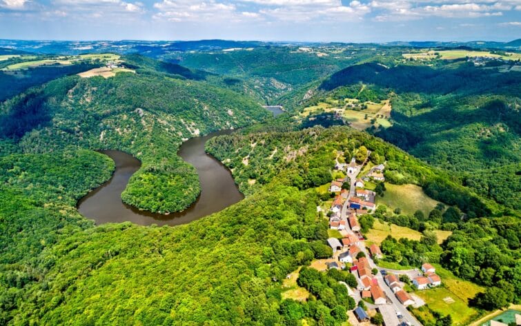 Vue aérienne du Méandre de Queuille sur la rivière Sioule, Puy-de-Dôme, France