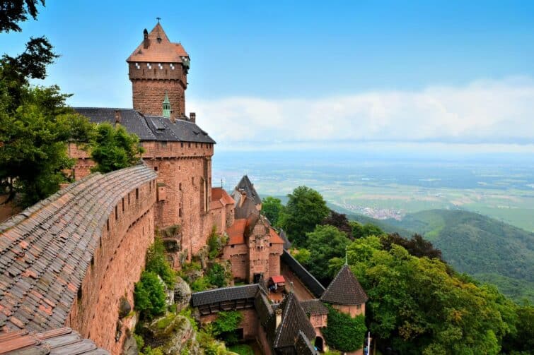 Vue aérienne du château du Haut-Koenigsbourg en Alsace, France, avec forêt environnante