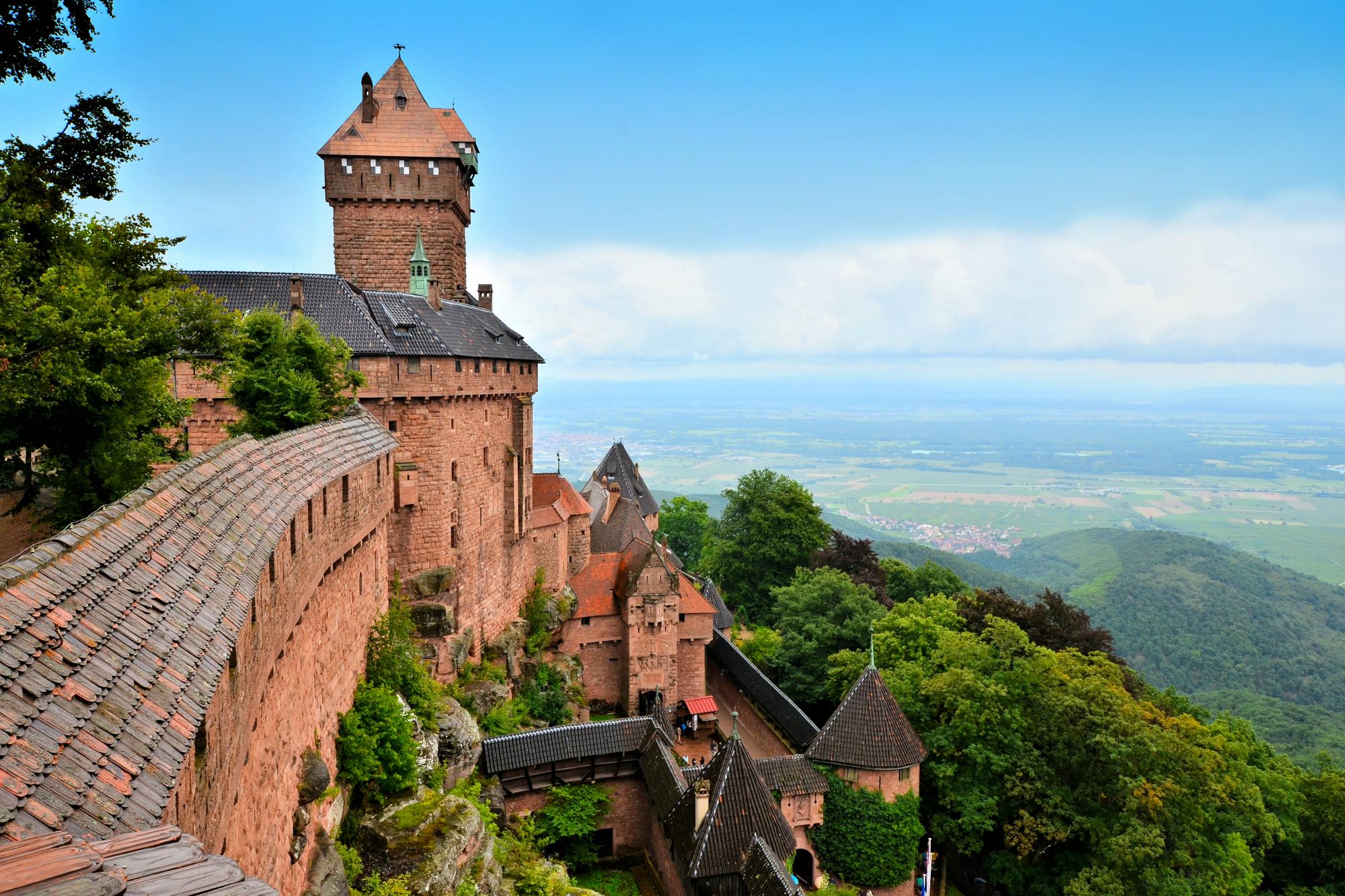 Vue aérienne du château du Haut-Koenigsbourg en Alsace, France, avec forêt environnante