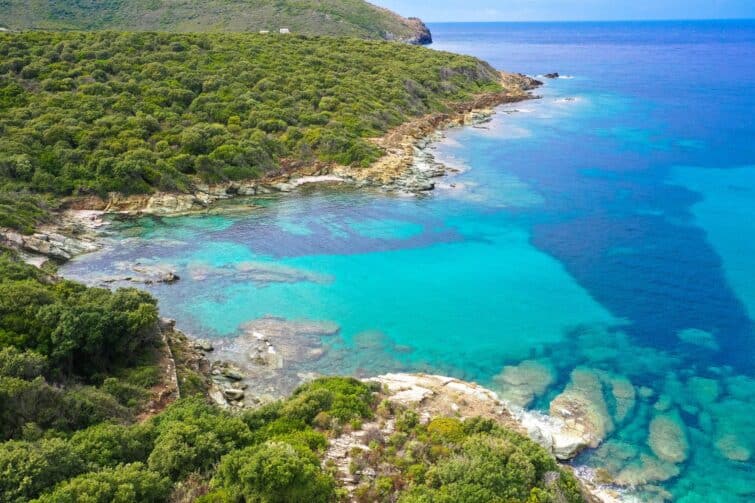 Vue aérienne du littoral rocheux du Cap Corse à Erbalunga, Corse, France