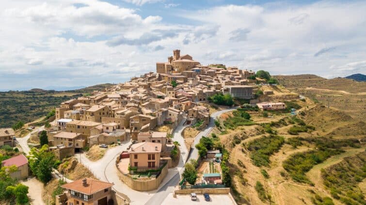 Vue aérienne du village médiéval d'Ujué en Espagne