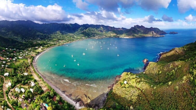 Vue aérienne magnifique de la vallée de Taiohae aux Îles Marquises, Polynésie Française