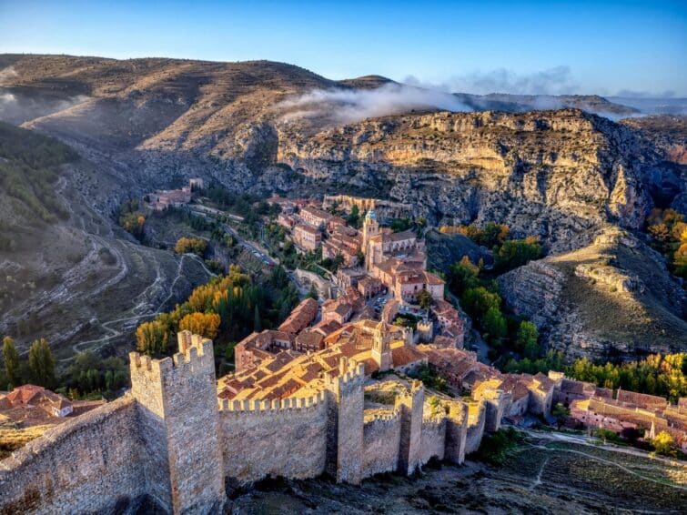 Vue d'Albarracín au coucher du soleil, murailles, Espagne