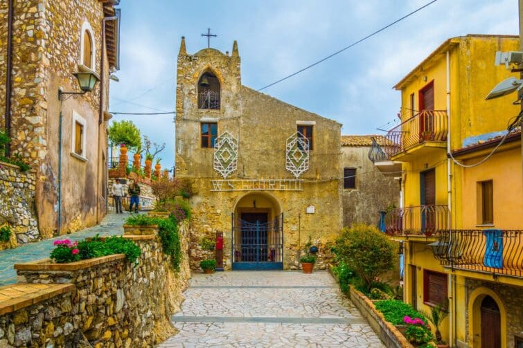 Vue de l'Église San Giorgio à Castelmola, Sicile, Italie