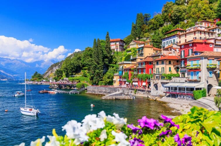 Vue panoramique de Varenna au bord du Lac de Côme en Italie, avec des bateaux et des maisons traditionnelles