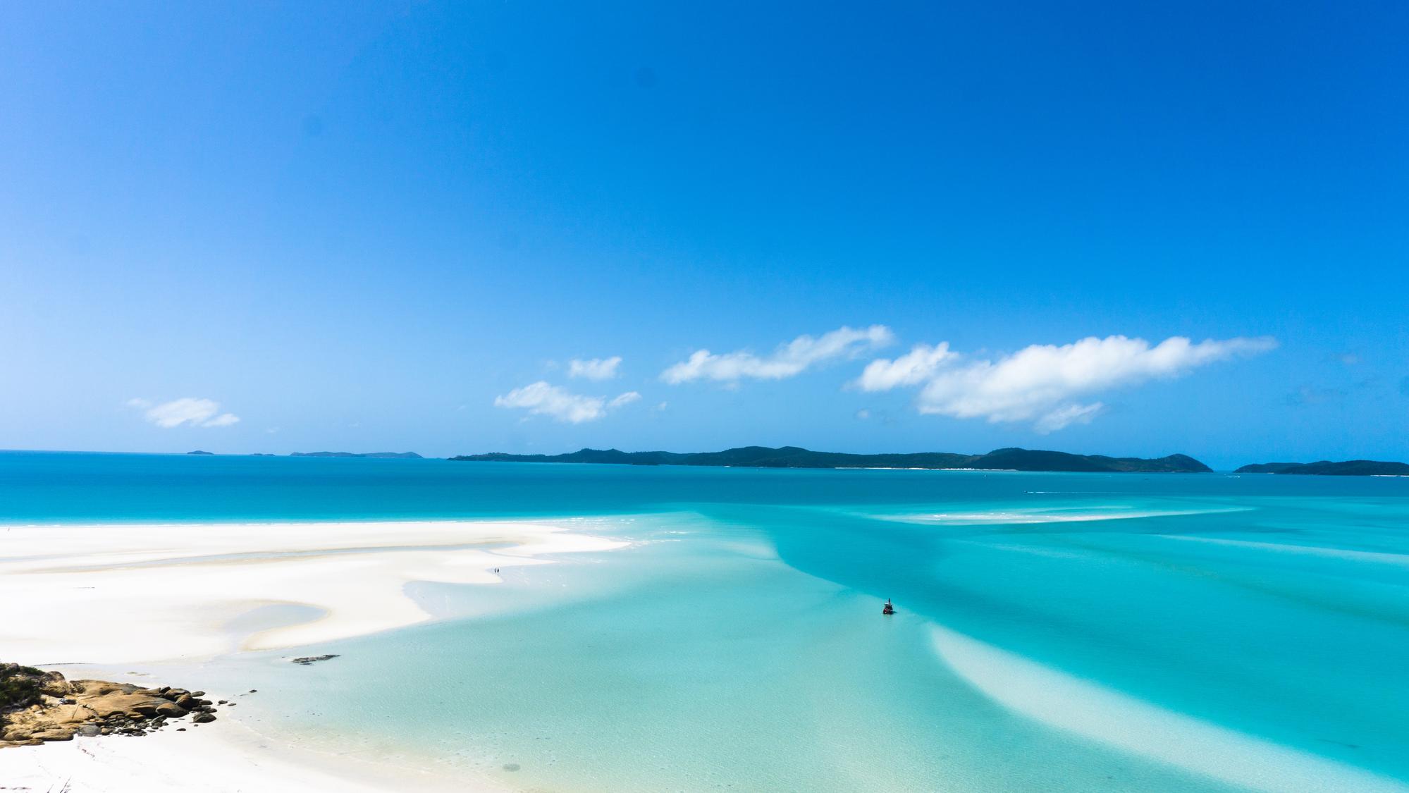 Vue panoramique de Whitehaven Beach en Australie, montrant son sable blanc et ses eaux cristallines