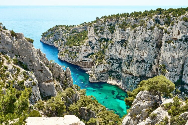 Vue panoramique de la Calanque d'En-Vau dans le Parc national des Calanques, France