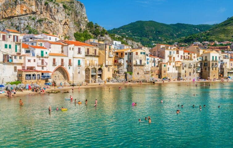 Vue panoramique de la plage de Cefalù en Sicile lors d'une journée ensoleillée d'été