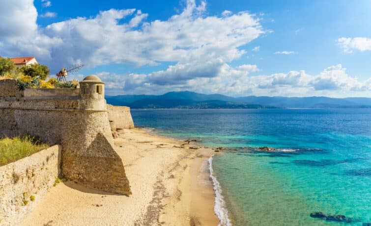 Vue panoramique de la plage de Saint François avec l'ancienne citadelle en arrière-plan, Ajaccio, Corse, France