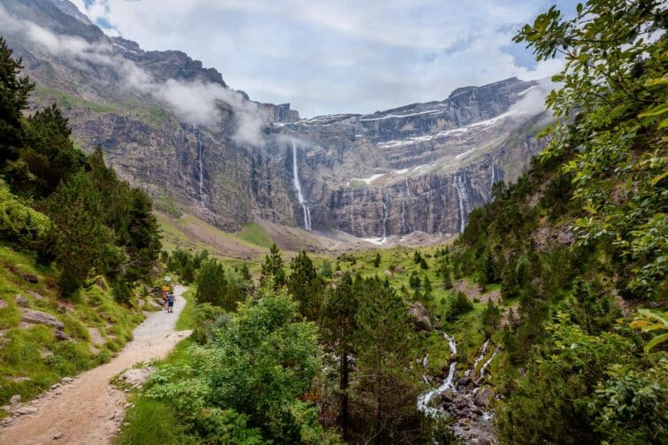 Vue panoramique du Cirque de Gavarnie dans les Pyrénées françaises, avec cascades et montagnes enneigées