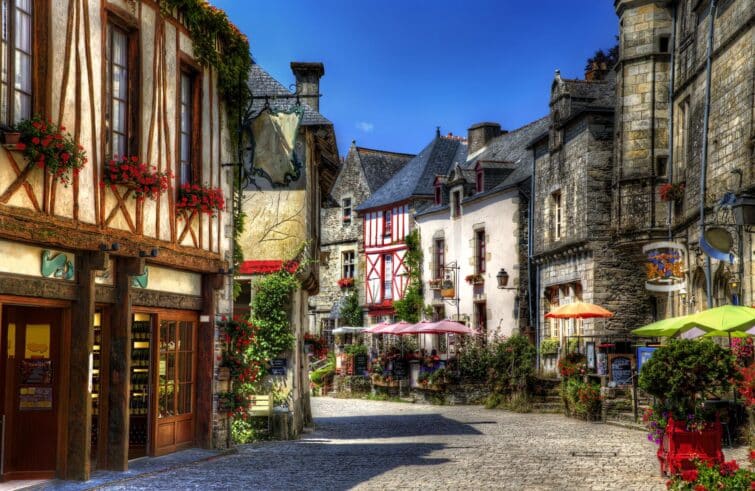 Vue pittoresque de Rochefort-en-Terre en Bretagne, avec son architecture traditionnelle et ses décorations florales