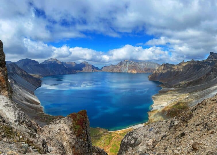 Vue sur le lac volcanique Tianchi, également connu sous le nom de Heaven Pool, à Samjiyon, Corée du Nord