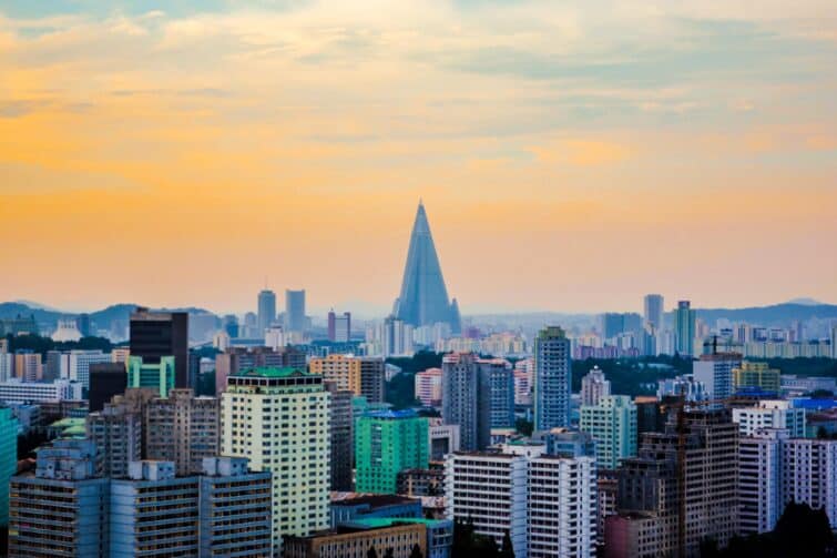 Vue sur l'hôtel Ryugyong à Pyongyang, un gratte-ciel inachevé en Corée du Nord