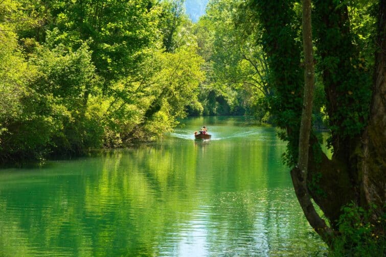 Canal pittoresque à Chanaz, Savoie, France