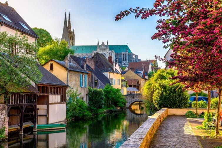 Chartres - rue ancienne avec tables de café et vue sur la cathédrale