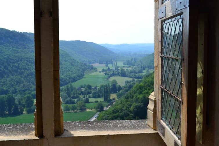 Château de Castelnaud, forteresse médiévale du Périgord, vue extérieure sur fond de ciel clair