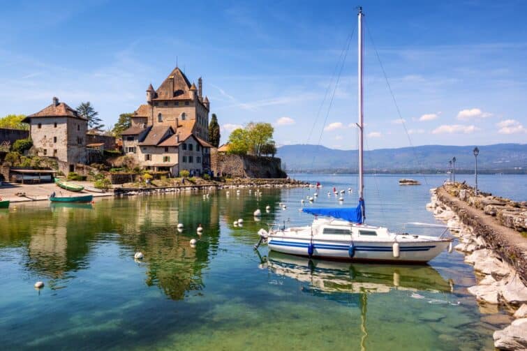 Château et port de la ville médiévale d'Yvoire sur le lac Léman