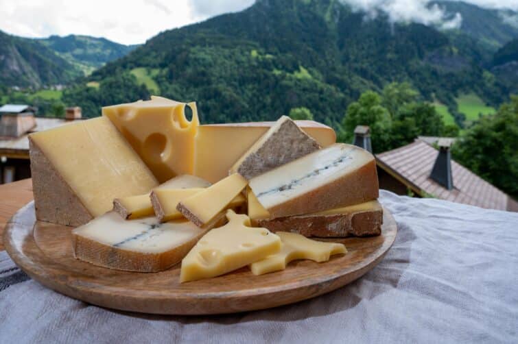 Collection de fromages français sur une planche en bois, art de vivre et gastronomie à Yvoire