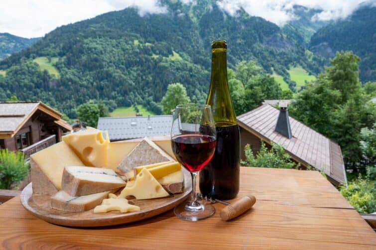 Collection de fromages français sur une planche en bois, typiques d'un village de Haute-Savoie