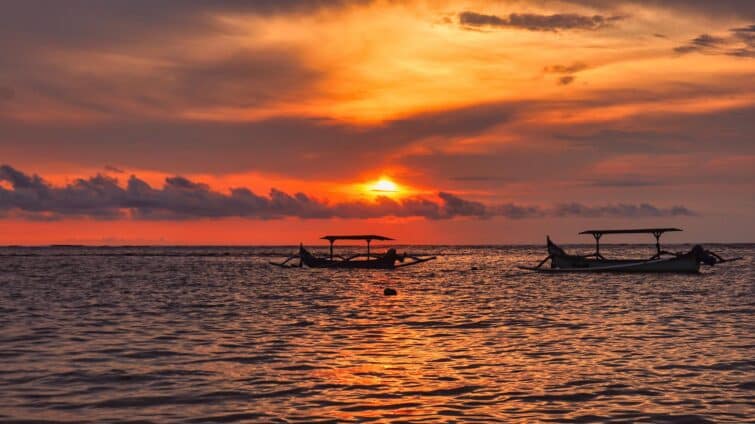 Coucher de soleil envoûtant à Baruna Beach à Bali, considéré comme le plus beau du monde