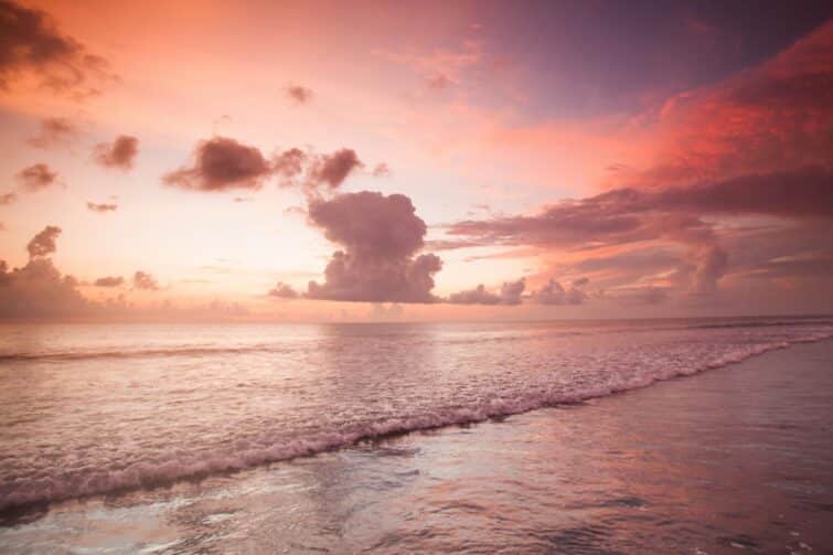 Coucher de soleil impressionnant sur la mer à Seminyak, Bali