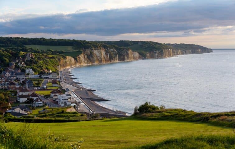 Coucher de soleil sur le front de mer à Pourville-sur-Mer, Normandie, France