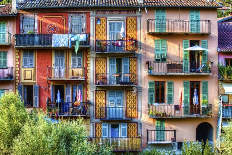 Façades colorées et balcons de Sospel en Provence, France