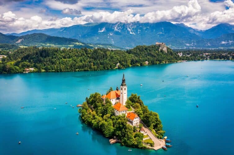 Femme contemplant le lac de Bled, Slovénie, avec de belles montagnes en arrière-plan