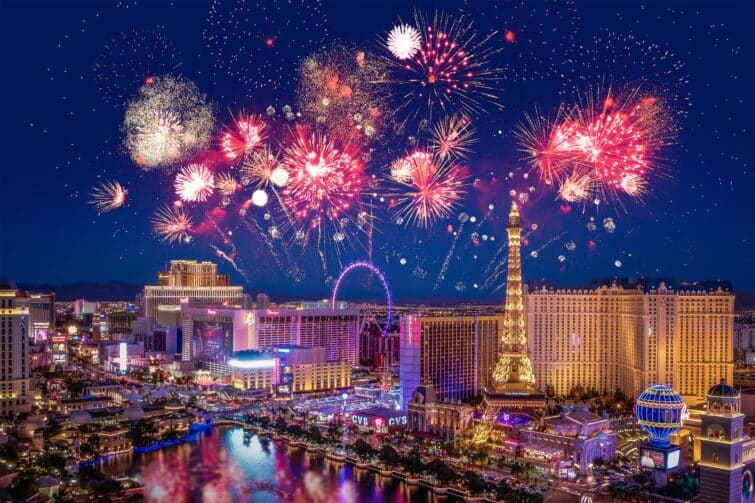 Feu d'artifice coloré illuminant le ciel nocturne au-dessus de Las Vegas, Nevada